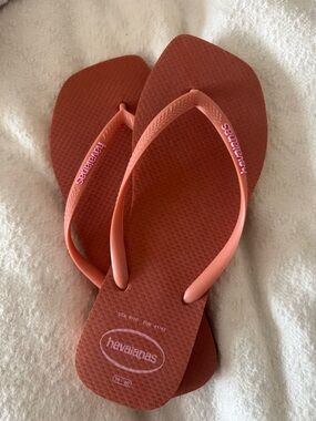NWOT: Havaianas Coral-Red Slim Strap Flip Flops